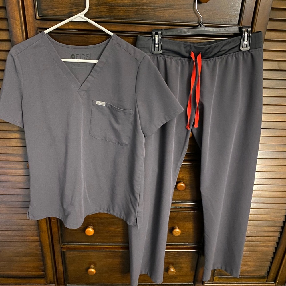 Figs Charcoal grey medium top and bottom